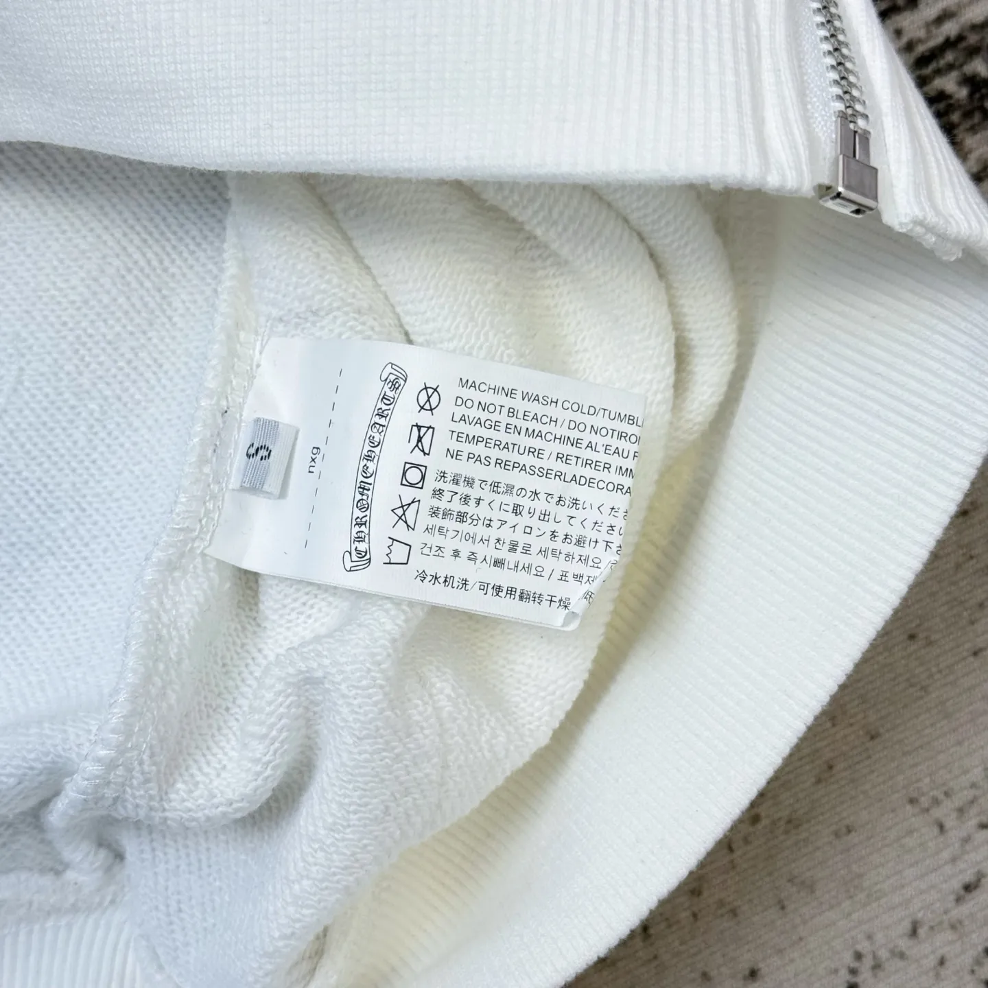 P290 ChromeHearts Rolling Stone Blue Tongue Hooded Jacket, the same style as ChromeHearts counters. Made of 430g double-ply double-yarn pure cotton terry fabric. Original custom hardware zipper. Details are restored in place. Very textured on the handle. Three-dimensional and atmospheric. Versatile and easy to wear in autumn. Simple and elegant. Adopts os version. The upper body effect is great. Suitable for all body types. Soft and comfortable. CH letter offset printing on the front and blue tongue text offset printing on the back. Small punctuation on the hem. Machine washable. No fading, no deformation, complete accessories, original mold opening, perfect restoration of zp 2:1, same style for men and women, versatile and easy to match, size s m l xl color white